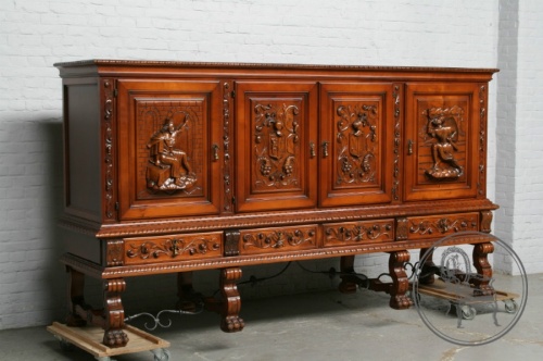 Дрессуар – старинная разновидность шкафа для хранения посуды