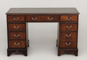 картинка Старинный письменный стол салоне старинных вещей "Шебби" являющийся официальным дистрибьютором в России и Беларуси