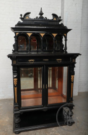 Антикварная витрина из красного дерева с навершием в виде аркады с зеркалом код. BE106997