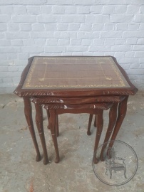 Старинный английский комплект столиков (3 шт.) из красного дерева код. BE4145157