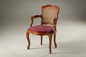 картинка Старинное кресло со спинкой из ротанга салоне старинных вещей "Шебби" являющийся официальным дистрибьютором в России и Беларуси