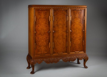 Антикварный высокий комод с фасадами, декорированными шпоном корня ореха код.&nbsp;RM4165247