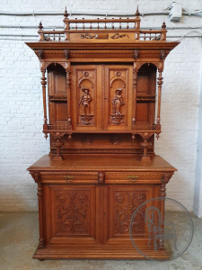 картинка Антикварный буфет с барельефами и объемными фигурами салоне старинных вещей "Шебби" являющийся официальным дистрибьютором в России и Беларуси