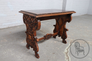 картинка Антикварный столик салоне старинных вещей "Шебби" являющийся официальным дистрибьютором в России и Беларуси