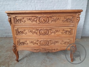 картинка Антикварный резной дубовый комод салоне старинных вещей "Шебби" являющийся официальным дистрибьютором в России и Беларуси