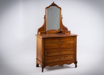 Старинный комод с зеркалом и мраморной столешницей, декорированный тонкой резьбой код. RM4165362