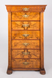 картинка Антикварный комод салоне старинных вещей "Шебби" являющийся официальным дистрибьютором в России и Беларуси