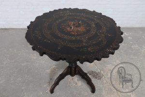 картинка Антикварный французский столик 1860 года с инкрустацией деревом и перламутром салоне старинных вещей "Шебби" являющийся официальным дистрибьютором в России и Беларуси