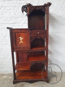 картинка Антикварная витрина в японском стиле, изготовлена ведущим французским мастером ориентального стиля XIX века Габриэлем Виардо салоне старинных вещей "Шебби" являющийся официальным дистрибьютором в России и Беларуси