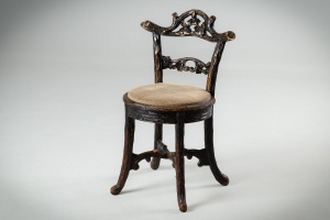 картинка Антикварный немецкий резной стул салоне старинных вещей "Шебби" являющийся официальным дистрибьютором в России и Беларуси