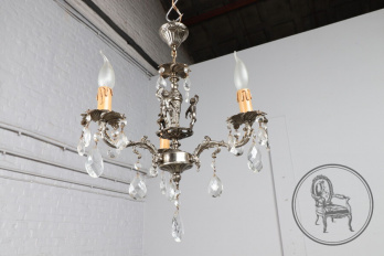 Старинная люстра из посеребренной бронзы со стеклянными подвесками и с фигурами путти код. BE107242
