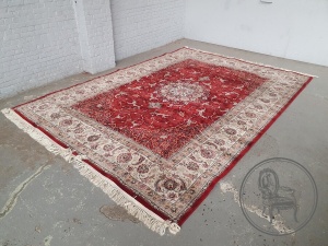 картинка Старинный иранский шерстяной ковер салоне старинных вещей "Шебби" являющийся официальным дистрибьютором в России и Беларуси