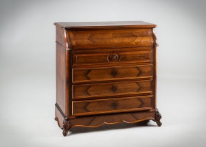 картинка Антикварный комод с откидной крышкой и зеркалом, декорированный резьбой салоне старинных вещей "Шебби" являющийся официальным дистрибьютором в России и Беларуси