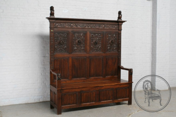 Антикварная скамья с резными медальонами код. BE3259387