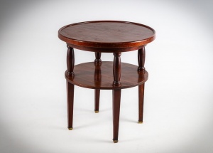 картинка Старинный двухъярусный столик из красного дерева салоне старинных вещей "Шебби" являющийся официальным дистрибьютором в России и Беларуси