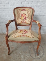 Антикварное кресло с шерстяной обивкой с букетом роз код. BE4157426