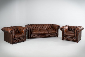 Старинный кожаный мебельный гарнитур: диван и два кресла "Честерфилд" в обивке из натуральной кожи код.&nbsp;RM4165159
