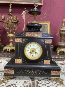 картинка Антикварные каминные часы из черного мрамора, декорированные латунью салоне старинных вещей "Шебби" являющийся официальным дистрибьютором в России и Беларуси