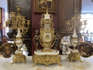 картинка Антикварные часы с двумя канделябрами из латуни и мрамора салоне старинных вещей "Шебби" являющийся официальным дистрибьютором в России и Беларуси