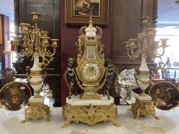 Антикварные часы с двумя канделябрами из латуни и мрамора код.&nbsp;BLT268