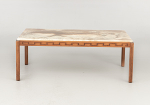 картинка Старинный столик салоне старинных вещей "Шебби" являющийся официальным дистрибьютором в России и Беларуси