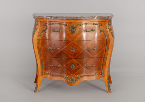 картинка Старинная тумбочка салоне старинных вещей "Шебби" являющийся официальным дистрибьютором в России и Беларуси