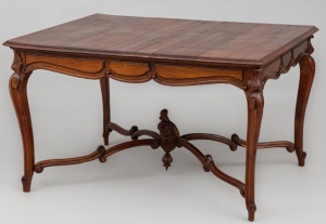 Старинный стол из красного дерева с резным подстольем код. RM4101471