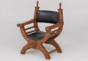 Старинное курульное кресло с обивкой из кожи код. RM4101371