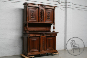 картинка Антикварный буфет из ореха с объемной резьбой в виде женской фигуры салоне старинных вещей "Шебби" являющийся официальным дистрибьютором в России и Беларуси