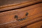 Старинный дубовый комод с резными деталями и ножками-кабриоль код. RM4165167 фото 8