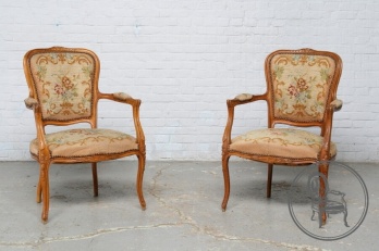 Антикварные кресла (2 шт.) в обивке из гобелена, декорированные резьбой код. BE4165644