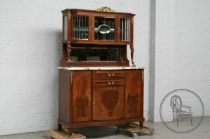 картинка Антикварный буфет салоне старинных вещей "Шебби" являющийся официальным дистрибьютором в России и Беларуси