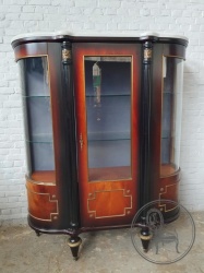 Старинная витрина из красного дерева с мраморным верхом код. BE4097648