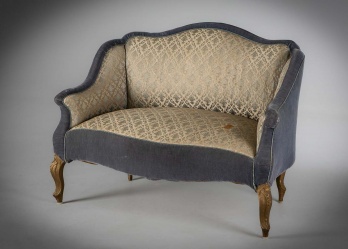 Антикварная скамейка небольшого размера с мягкой обивкой код. RM4165482