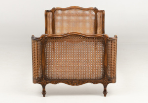 картинка Старинная кровать салоне старинных вещей "Шебби" являющийся официальным дистрибьютором в России и Беларуси