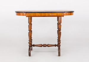 картинка Антикварный столик салоне старинных вещей "Шебби" являющийся официальным дистрибьютором в России и Беларуси