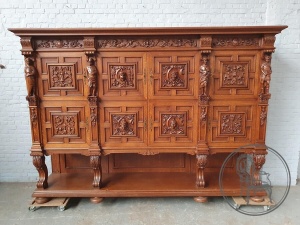 картинка Антикварный дубовый посудный шкаф с объемной резьбой салоне старинных вещей "Шебби" являющийся официальным дистрибьютором в России и Беларуси