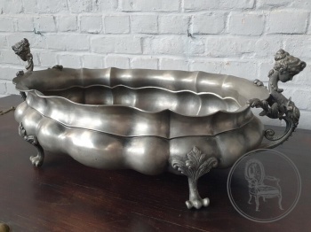 Антикварная оловянная сухарница с изящными ручками в античном стиле код. BE4097588