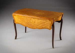 картинка Старинный раскладывающийся стол с маркетри на изогнутых ножках салоне старинных вещей "Шебби" являющийся официальным дистрибьютором в России и Беларуси