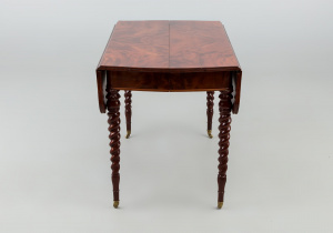 картинка Антикварный стол салоне старинных вещей "Шебби" являющийся официальным дистрибьютором в России и Беларуси