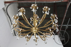 картинка Старинная люстра на 12 рожков из бронзы с хрусталем салоне старинных вещей "Шебби" являющийся официальным дистрибьютором в России и Беларуси