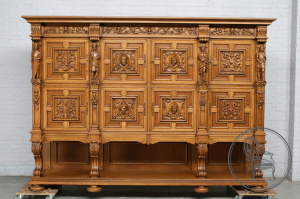 картинка Старинный шкаф в фламандском стиле из дуба с резными фигурами салоне старинных вещей "Шебби" являющийся официальным дистрибьютором в России и Беларуси