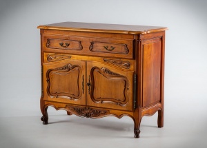 картинка Старинный комод из вишни в стиле рококо салоне старинных вещей "Шебби" являющийся официальным дистрибьютором в России и Беларуси