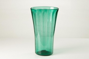 картинка Винтажная ваза из изумрудного стекла салоне старинных вещей "Шебби" являющийся официальным дистрибьютором в России и Беларуси