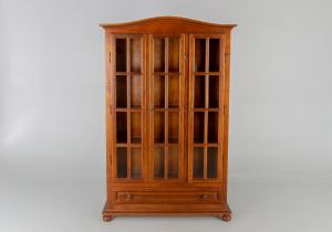 картинка Старинный посудный шкаф салоне старинных вещей "Шебби" являющийся официальным дистрибьютором в России и Беларуси