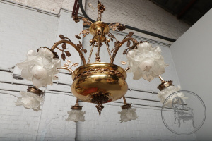 картинка Старинная люстра со стеклянными плафонами в виде цветов салоне старинных вещей "Шебби" являющийся официальным дистрибьютором в России и Беларуси