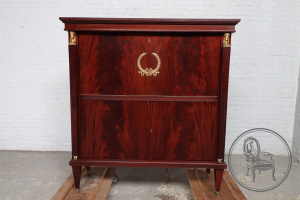 картинка Старинный комод-бар салоне старинных вещей "Шебби" являющийся официальным дистрибьютором в России и Беларуси