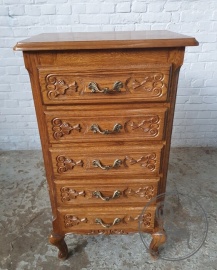 Старинный дубовый комод с резьбой код. BE4097185