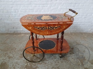 картинка Старинный сервировочный столик, декорированный маркетри с мифологической сценой салоне старинных вещей "Шебби" являющийся официальным дистрибьютором в России и Беларуси