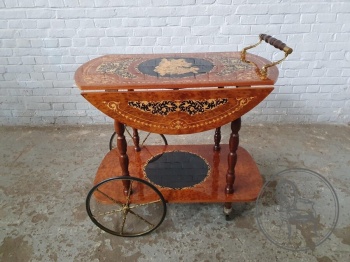 Старинный сервировочный столик, декорированный маркетри с мифологической сценой код. BE4110390